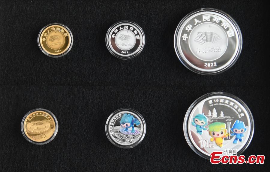 L'intero set di monete commemorative in oro e argento per i XIX Giochi Asiatici di Hangzhou 2022. (China News Service/Wang Gang)