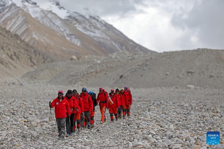 Il team della spedizione scientifica cinese torna sano e salvo al campo base del monte Qomolangma