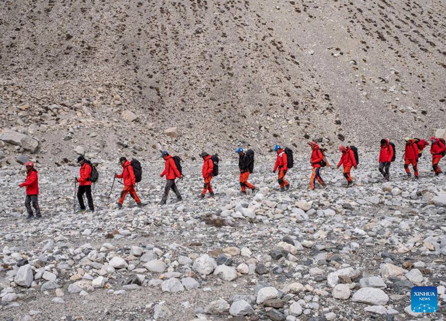 Il team della spedizione scientifica cinese torna sano e salvo al campo base del monte Qomolangma