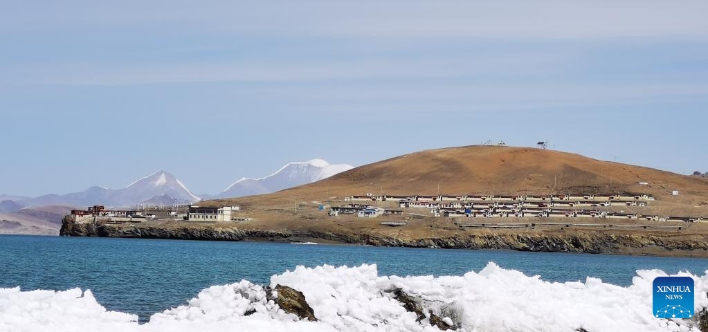 Tibet: scenario del villaggio Tuiwa in riva al lago Puma Yumco