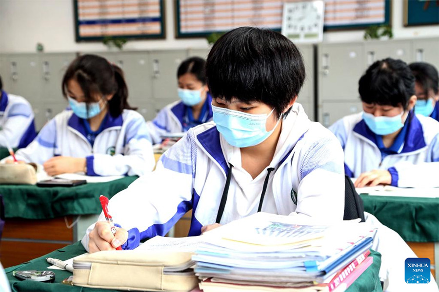 Shenyang: le scuole medie e superiori riprendono le lezioni per i diplomandi