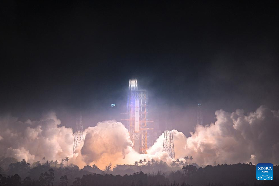 Il razzo Lunga Marcia-7 Y5, vettore della Tianzhou-4, decolla dal sito di lancio della navicella spaziale Wenchang, nella provincia di Hainan, nella Cina meridionale. (10 maggio-Xinhua/Guo Cheng)