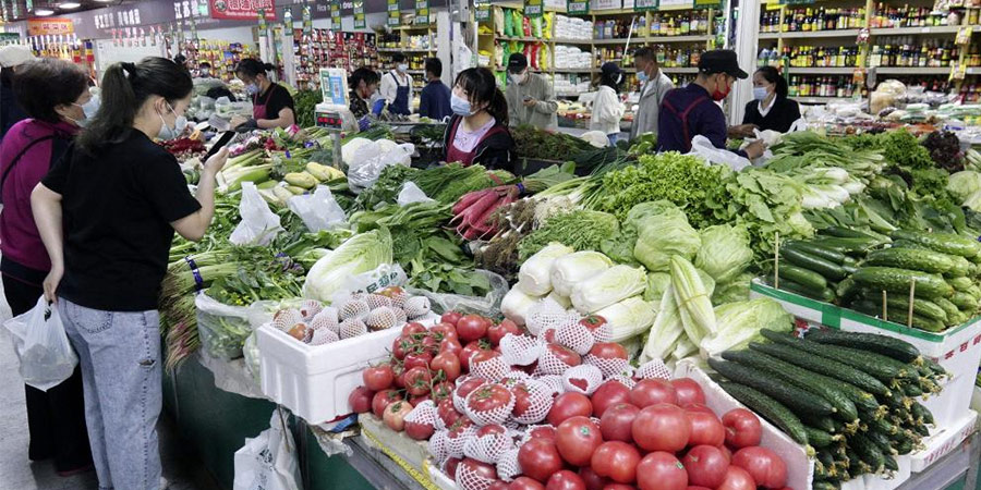 Clienti fanno la spesa in un mercato nel distretto di Chaoyang, Beijing, capitale della Cina. (9 maggio 2022-Xinhua/Li Xin)