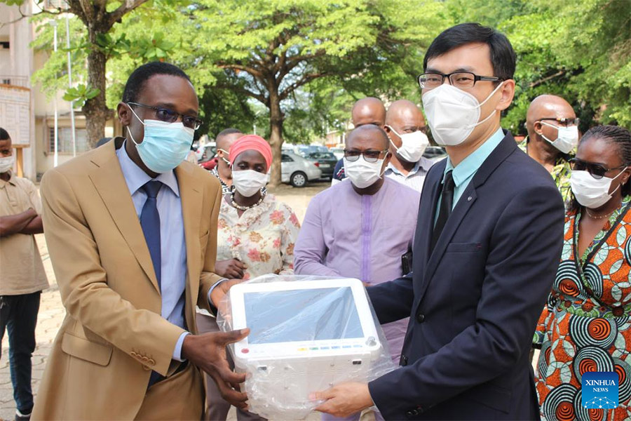 L'Incaricato d'Affari ad interim dell'ambasciata cinese in Benin Yan Yan (a destra) presenta le apparecchiature mediche donate dalla Cina al direttore di gabinetto del Ministero della Salute del Benin Petas Akogbeto (a sinistra) a Cotonou, Benin. (10 maggio 2022 - Seraphin Zounyekpe/Xinhua)