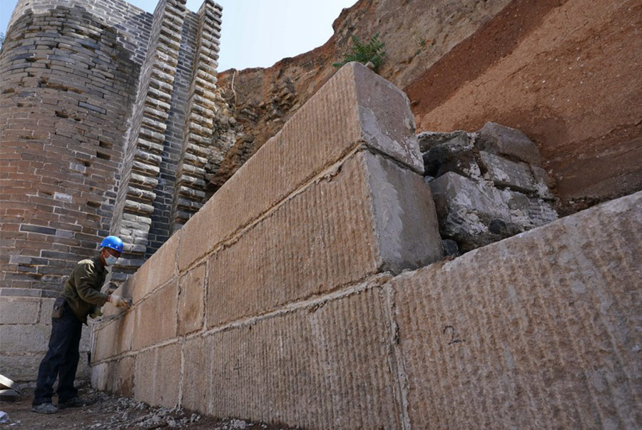 Riparazioni in corso su una sezione della Grande Muraglia nel nord della Cina