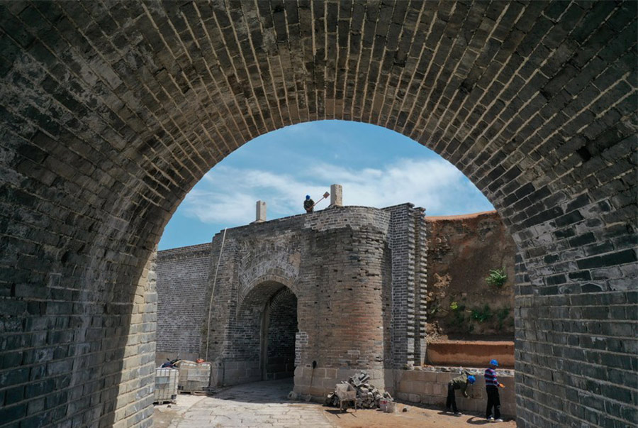 Riparazioni in corso su una sezione della Grande Muraglia nel nord della Cina