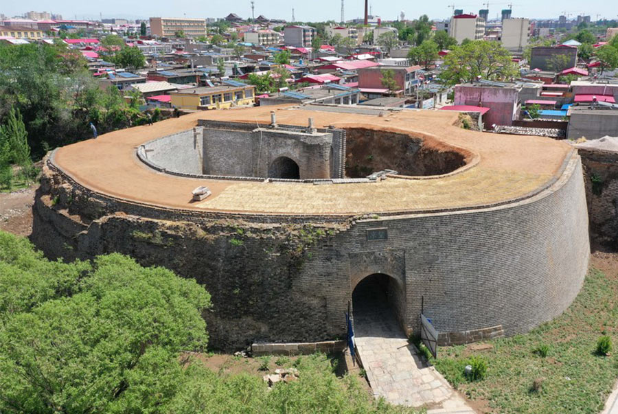 Riparazioni in corso su una sezione della Grande Muraglia nel nord della Cina