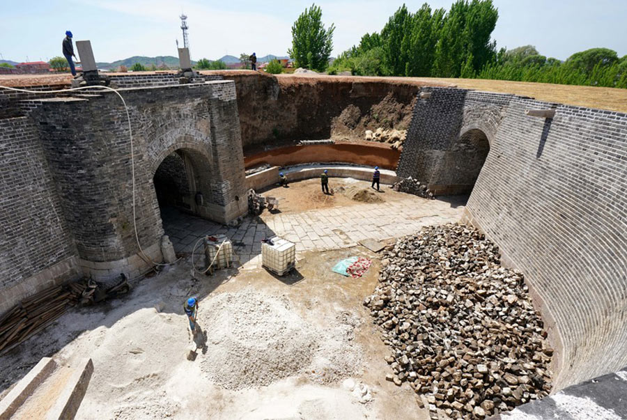 Riparazioni in corso su una sezione della Grande Muraglia nel nord della Cina