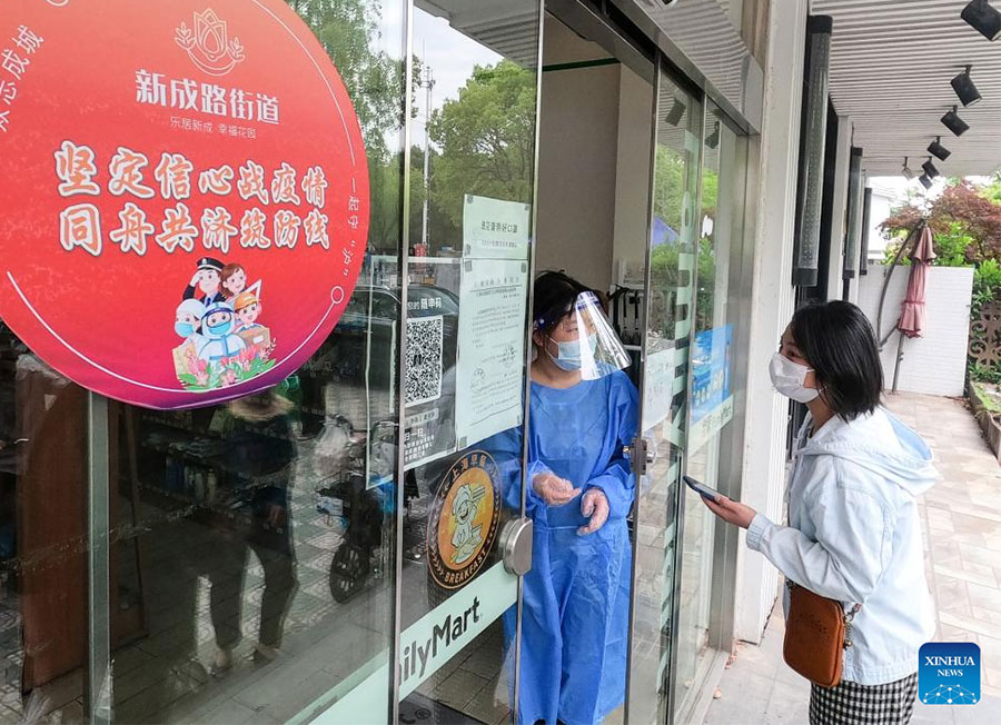 Un cliente scansiona il codice QR prima di entrare in un negozio di alimentari nel distretto di Jiading, a Shanghai. (9 maggio 2022-Xinhua/Li He)
