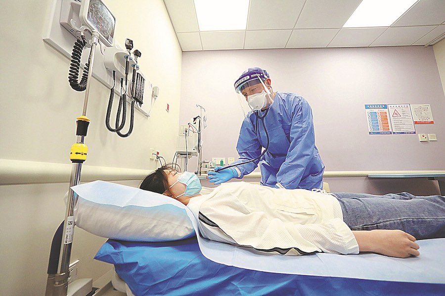 Niels DeConinck cura una paziente non COVID-19 al Jiahui International Hospital di Shanghai, nella Cina orientale. (28 aprile 2022 - Zhu Xingxin/China Daily)