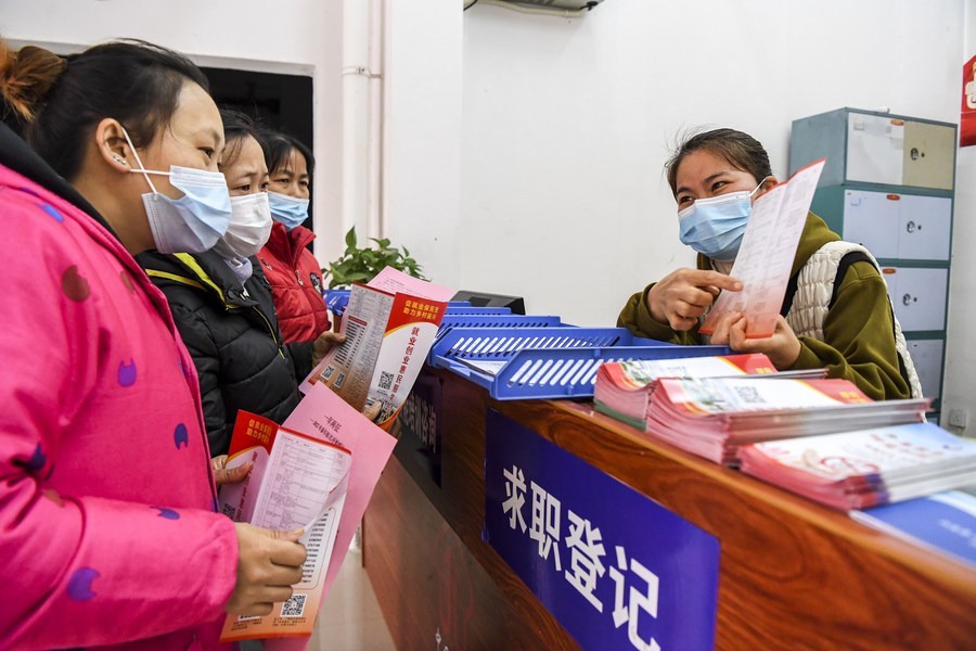 Un'addetta illustra le politiche ai residenti presso un centro di servizi per l'impiego di un sito di ricollocamento per l'alleviamento della povertà nella contea di Xingye, regione autonoma del Guangxi Zhuang, nella Cina meridionale. (18 gennaio 2022 - Xinhua/Cao Yiming) 