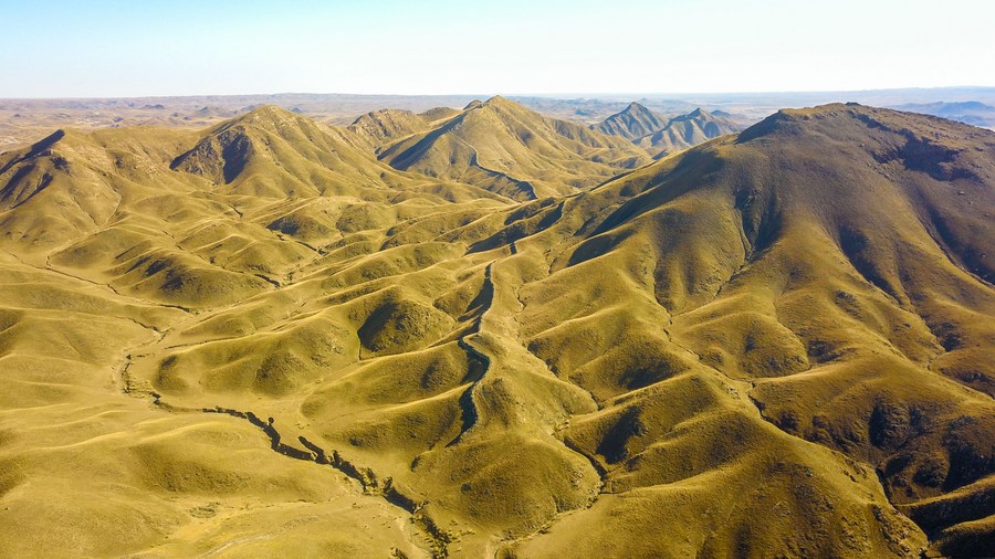 Le rovine della Grande Muraglia costruita durante le dinastie Qin (dal 221 a.C. al 206 a.C.) e Han (dal 206 a.C. al 220 d.C.), nell'Urad Front Banner a Bayannur, nella regione autonoma della Mongolia Interna, Cina settentrionale. (16 ottobre 2020 - Xinhua/Peng Yuan)