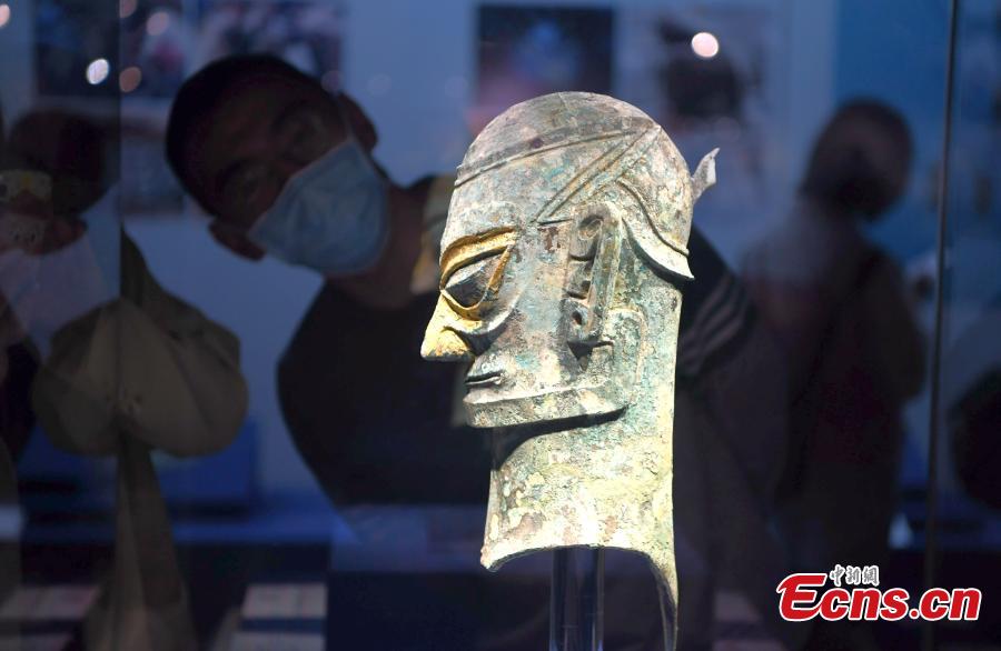 Una testa umana in bronzo che indossa una maschera d'oro è in mostra al Museo del Fujian, città di Fuzhou. (12 maggio 2022 - China News Service/Wang Dongming)