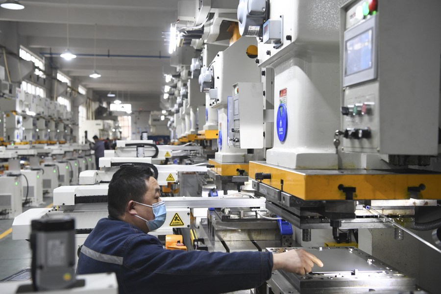 Un operatore lavora in un'azienda manifatturiera nella città di Chongqing, nel sud-ovest della Cina. (8 febbraio 2022 - Xinhua/Wang Quanchao)