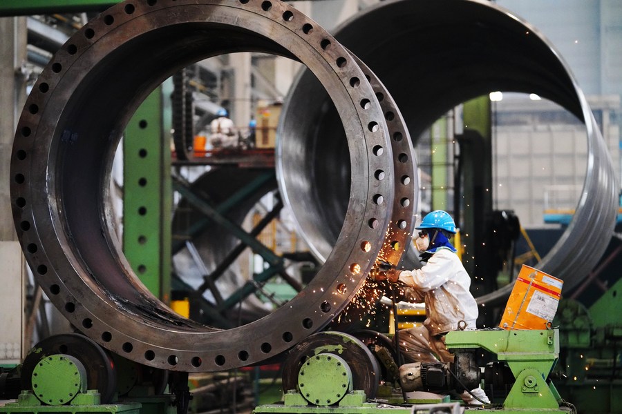 Un operaio lavora in una fabbrica della Harbin Boiler Co., Ltd. appartenente alla Harbin Electric Corporation, ad Harbin, nella provincia dello Heilongjiang, nella Cina nordorientale. (14 aprile 2022 - Xinhua/Wang Jianwei)