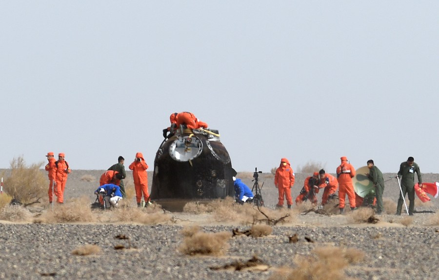 La capsula di ritorno dell'astronave con equipaggio Shenzhou-13 atterra con successo al sito di atterraggio di Dongfeng nella regione autonoma della Mongolia interna, Cina settentrionale. (16 aprile 2022 - Xinhua/Ren Junchuan)