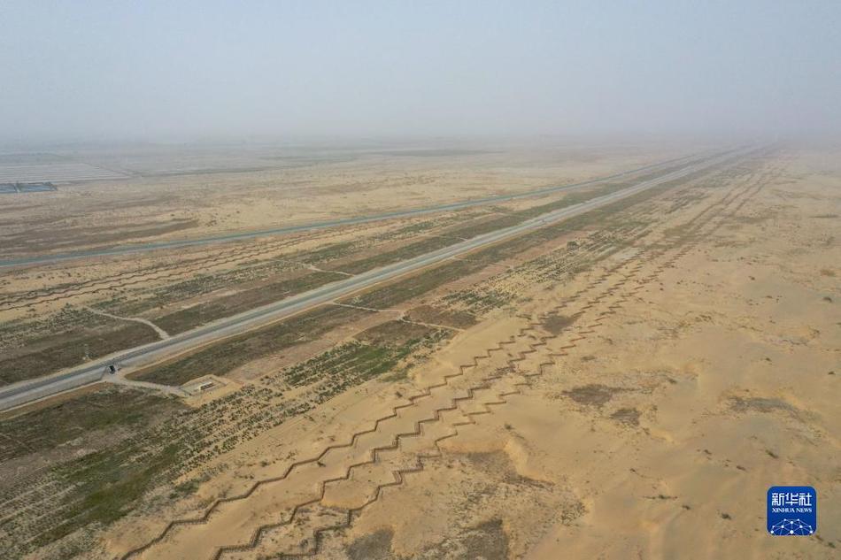 Xinjiang, Cina: corridoio verde antisabbia costruito lungo la ferrovia del deserto 