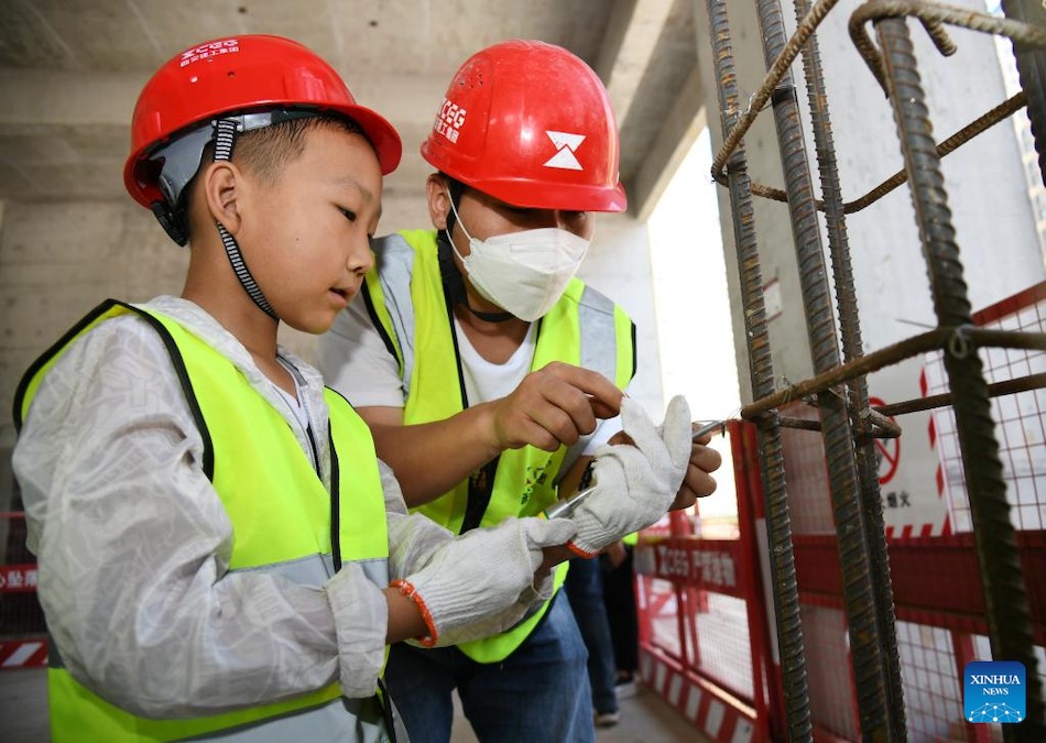 Cina, Xi'an: bambini partecipano all'evento come 