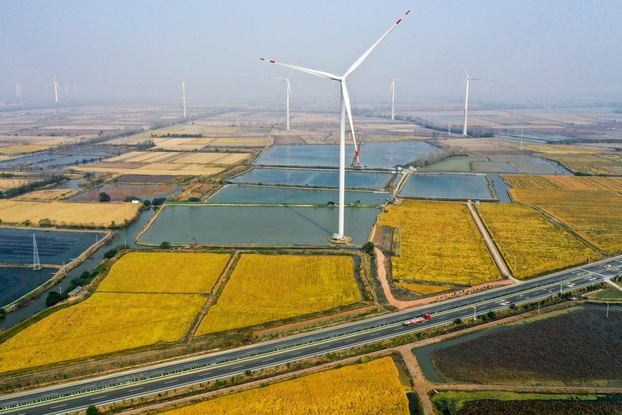 Un campo eolico nella municipalità di Luduo della contea di Baoying a Yangzhou, nella provincia del Jiangsu, nella Cina orientale. (3 novembre 2021-Xinhua/Li Bo)