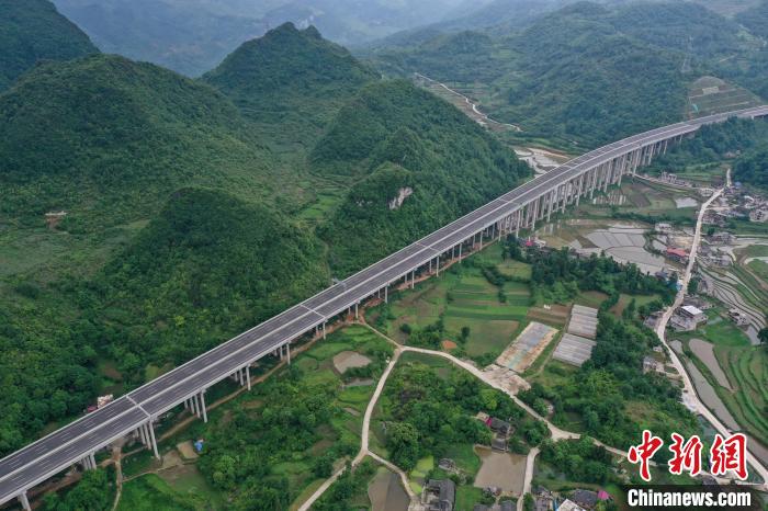 Provincia del Guizhou: vista aerea dell'autostrada Gui-Huang