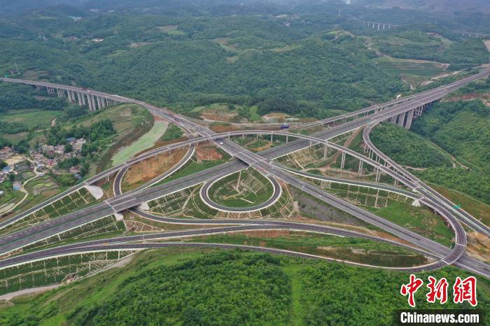 Provincia del Guizhou: vista aerea dell'autostrada Gui-Huang