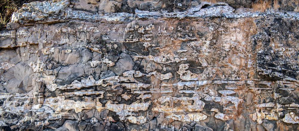 Cina, Shanxi: scoperte pitture rupestri naturali di cento metri a Monte Jiwang