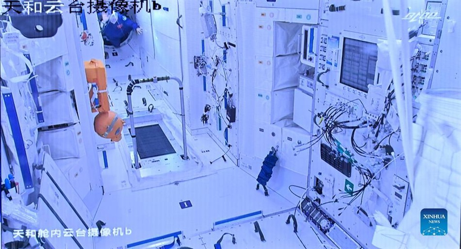 Shenzhou 14: i tre astronauti cinesi entrano nella stazione spaziale Tiangong