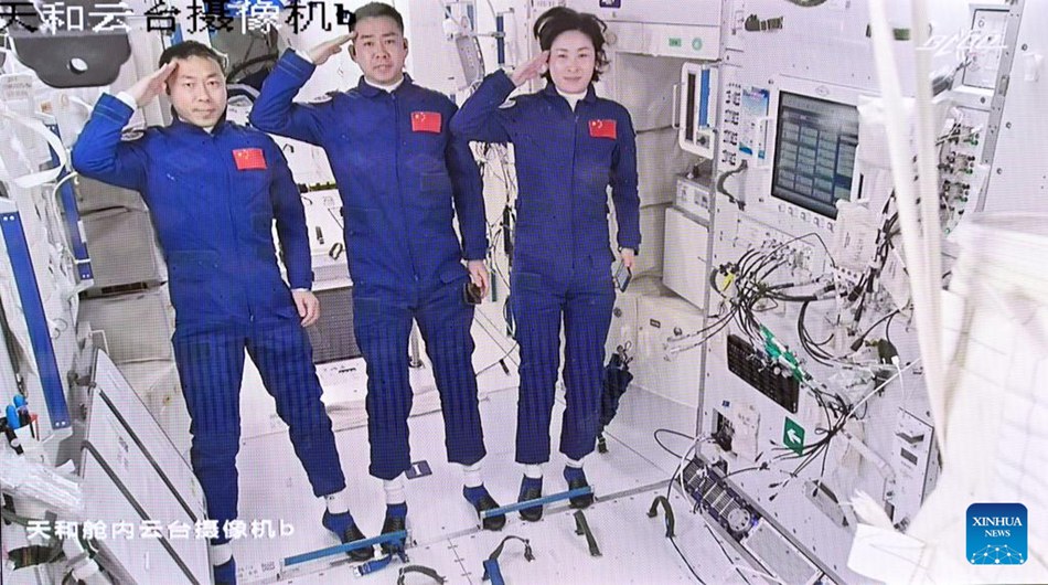 Shenzhou 14: i tre astronauti cinesi entrano nella stazione spaziale Tiangong