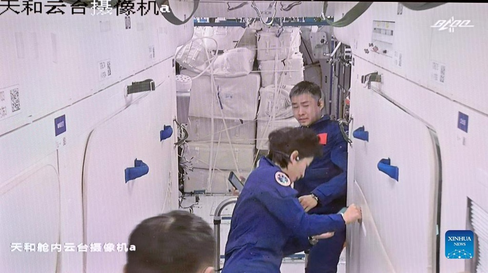 Shenzhou 14: i tre astronauti cinesi entrano nella stazione spaziale Tiangong