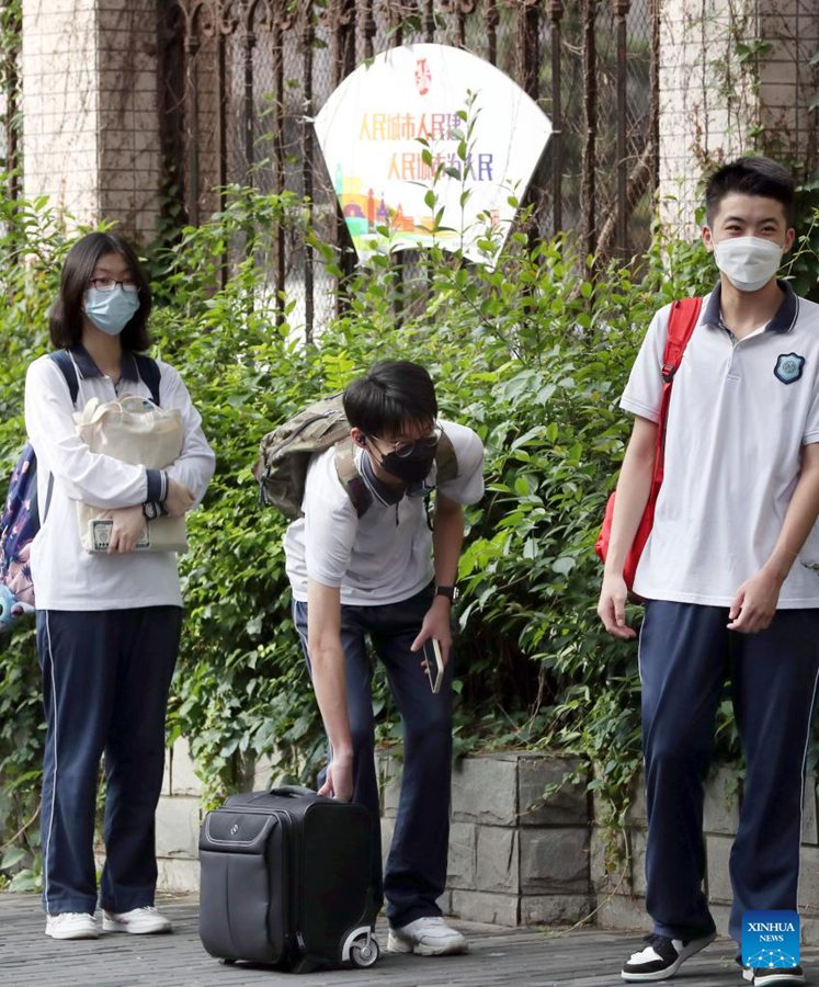 Shanghai: riprendono le lezioni offline per gli studenti delle scuole superiori