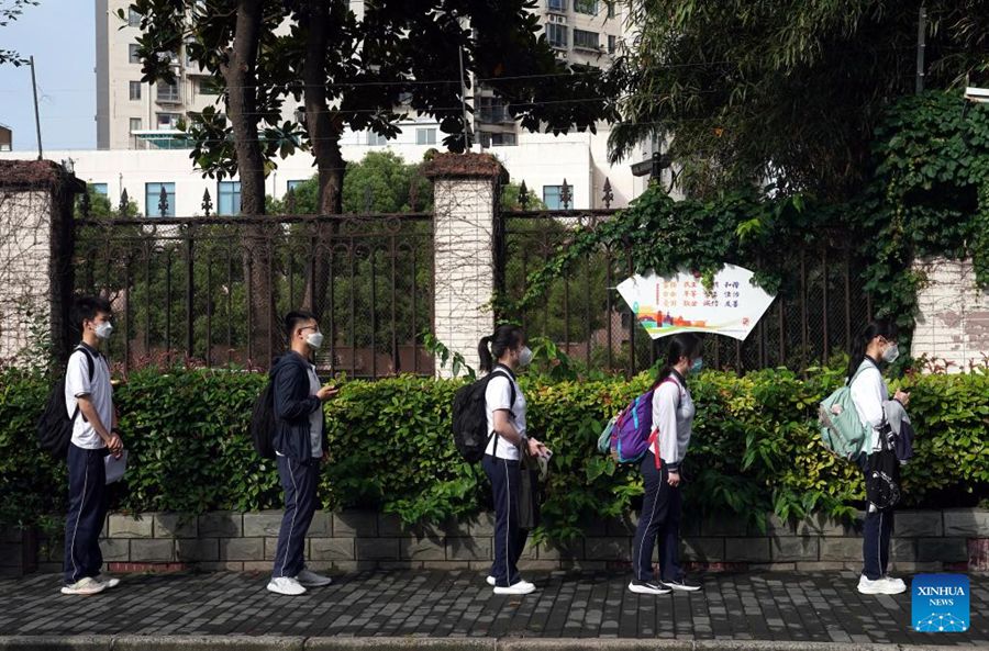 Shanghai: riprendono le lezioni offline per gli studenti delle scuole superiori