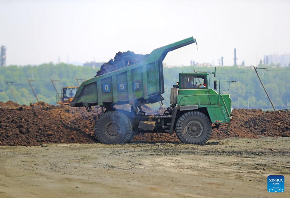 Liaoning, Cina: pozzo minerario abbandonato trasformato in giardino