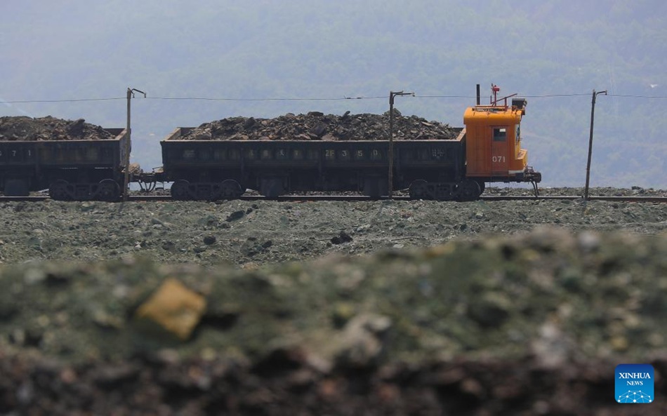 Liaoning, Cina: pozzo minerario abbandonato trasformato in giardino