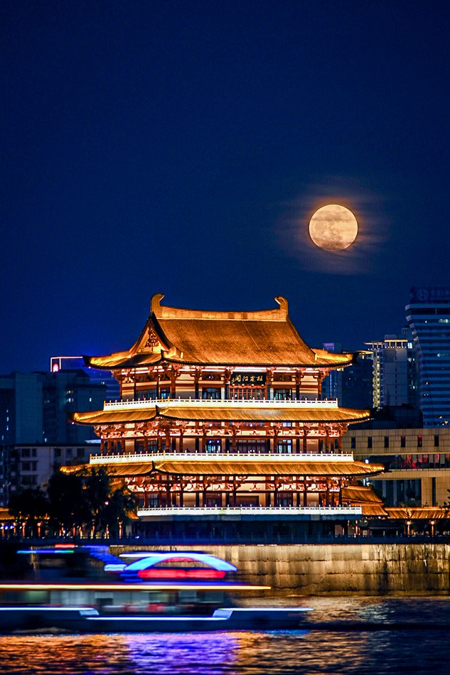Superluna illumina il cielo notturno in Cina