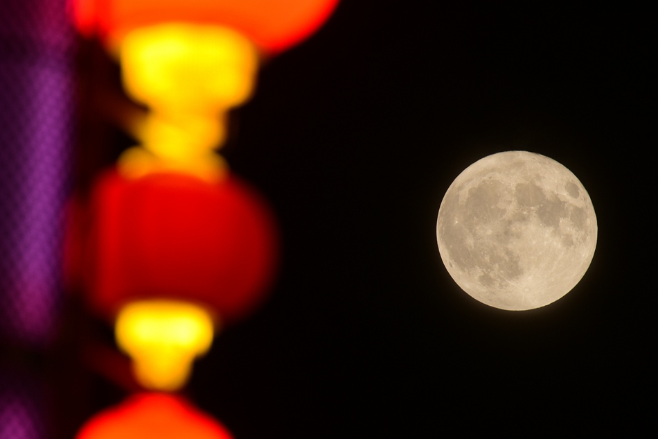 Superluna illumina il cielo notturno in Cina