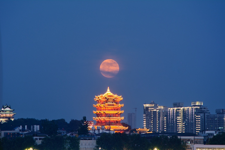 Superluna illumina il cielo notturno in Cina