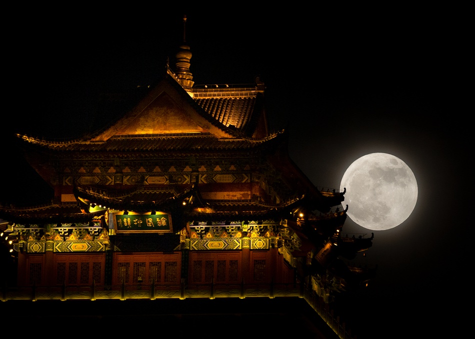 Superluna illumina il cielo notturno in Cina