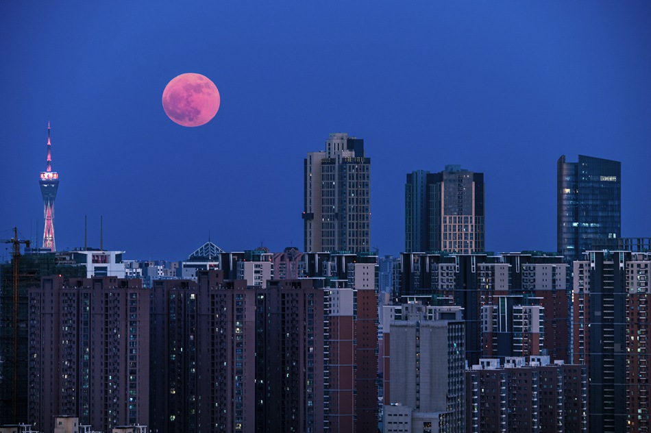 Superluna illumina il cielo notturno in Cina