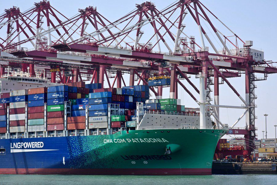 Una nave portacontainer che attracca al terminal di Qianwan a Qingdao, nella provincia dello Shandong, nella Cina orientale. (1 maggio 2022-Xinhua/Li Ziheng)