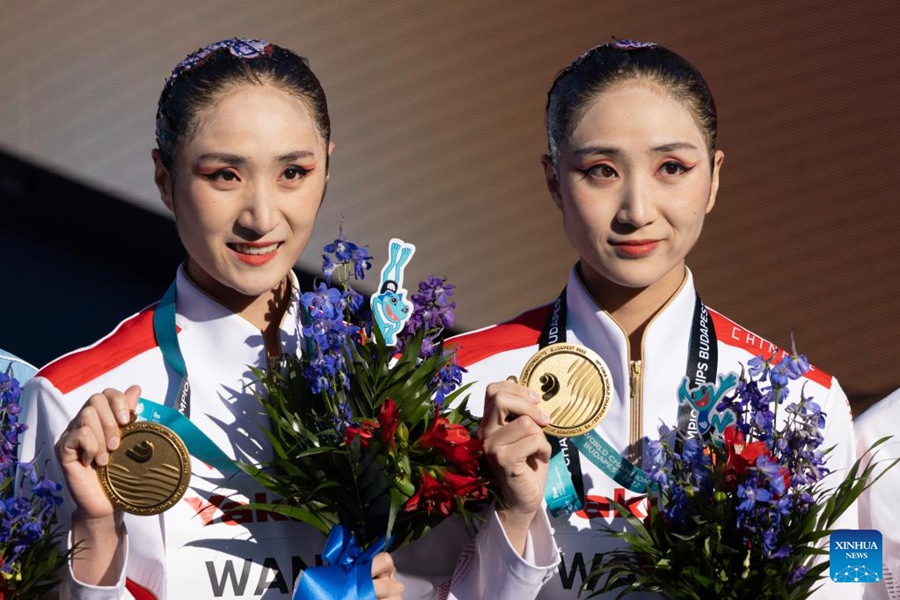 Le cinesi Wang Liuyi e Wang Qianyi, vincitrici della medaglia d'oro, posano per una foto durante la cerimonia di premiazione della finale del programma tecnico di duo femminile di nuoto artistico ai XIX Campionati Mondiali FINA di Budapest, Ungheria. (19 giugno 2022- Attila Volgyi/Xinhua)