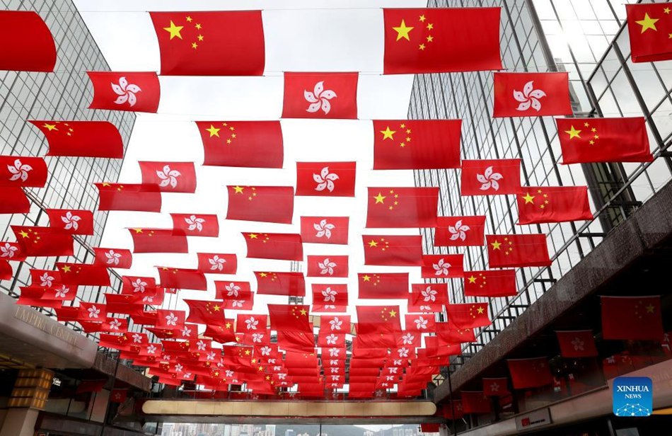 Decorazioni sulle strade di Hong Kong in vista del 25° anniversario del ritorno in madrepatria