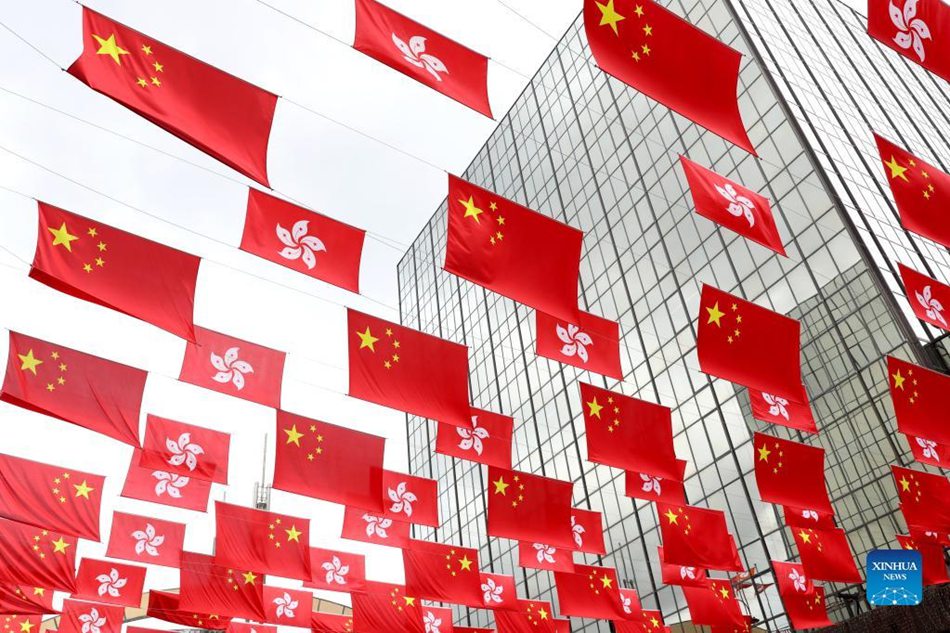 Decorazioni sulle strade di Hong Kong in vista del 25° anniversario del ritorno in madrepatria