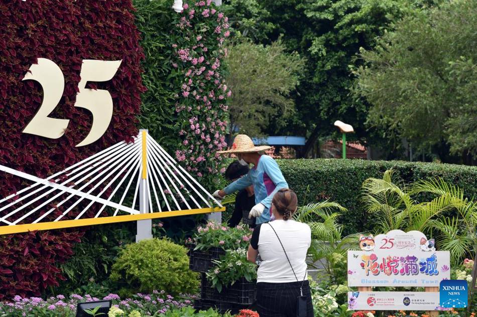 Decorazioni sulle strade di Hong Kong in vista del 25° anniversario del ritorno in madrepatria