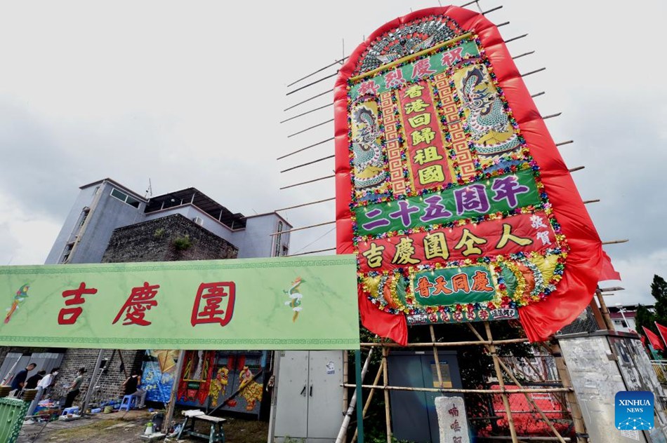 Decorazioni sulle strade di Hong Kong in vista del 25° anniversario del ritorno in madrepatria