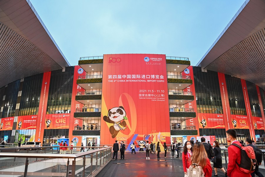 Visitatori alla 4a China International Import Expo (CIIE) a Shanghai. (5 novembre 2021 - Xinhua/Li Xiang)