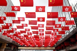 Decorazioni sulle strade di Hong Kong in vista del 25° anniversario del ritorno in madrepatria