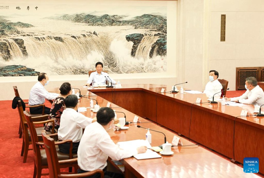 Li Zhanshu partecipa al simposio dei legislatori