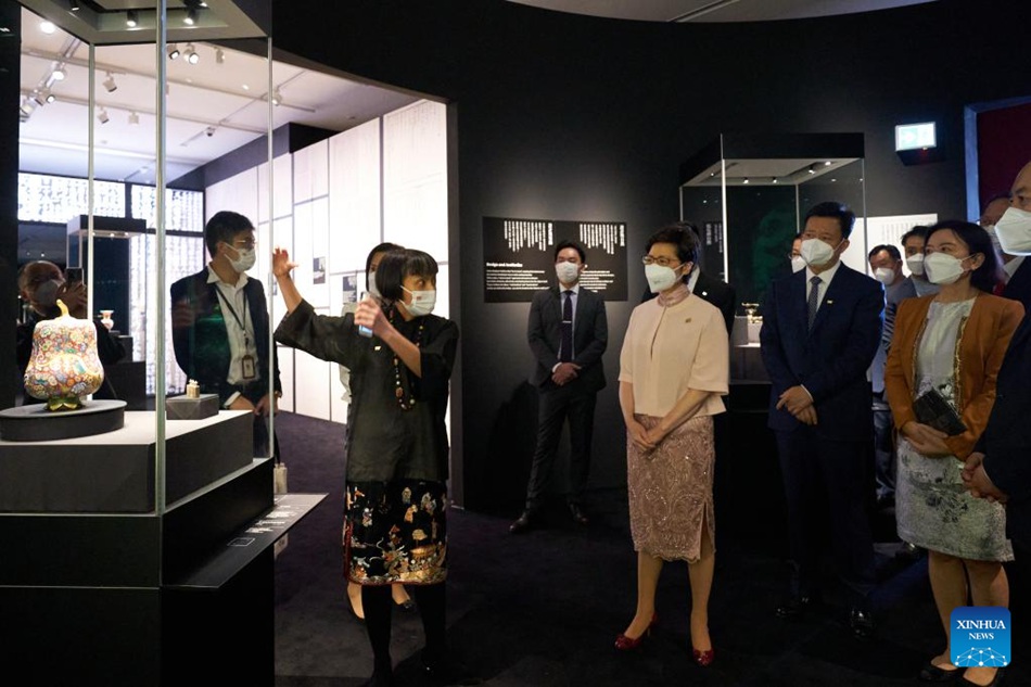 Gli ospiti visitano l'Hong Kong Palace Museum a Hong Kong, nel sud della Cina. (22 giugno 2022 - Xinhua)