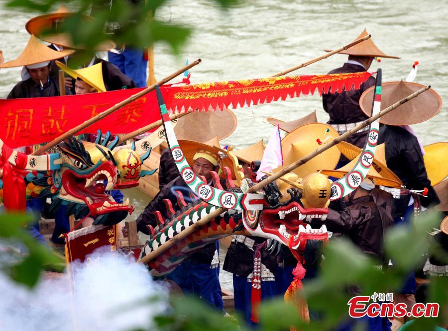 Canoe drago gareggiano una contro l'altra sul fiume Qingshui per celebrare il Festival della canoa del drago nella contea di Shibing, nella provincia del Guizhou, nel sud-ovest della Cina. (22 giugno 2022 - China News Service/Feng Li)