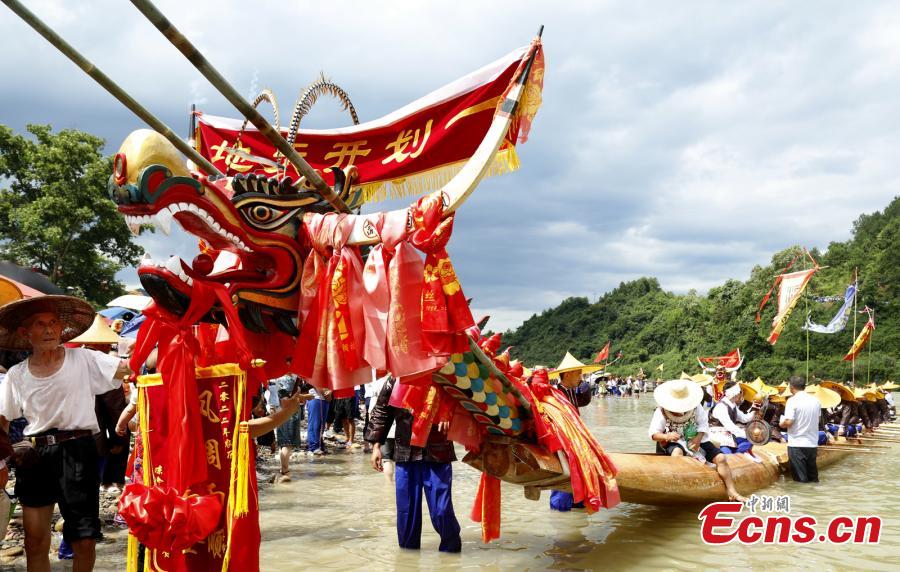 Festival etnico della canoa del drago celebrato nel Guizhou